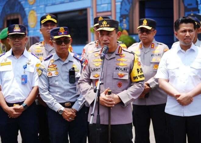 Tinjau Terminal Purabaya, Kapolri ke Sopir Bus: Hati-Hati dan Jaga Keselamatan Pemudik