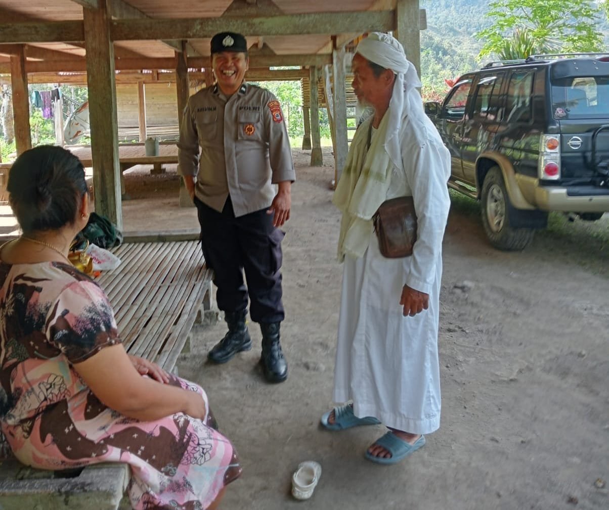 Bangun Kedekatan dengan Masyarakat, Bhabinkamtibmas Polres Tana Toraja Rutin Laksanakan Sambang