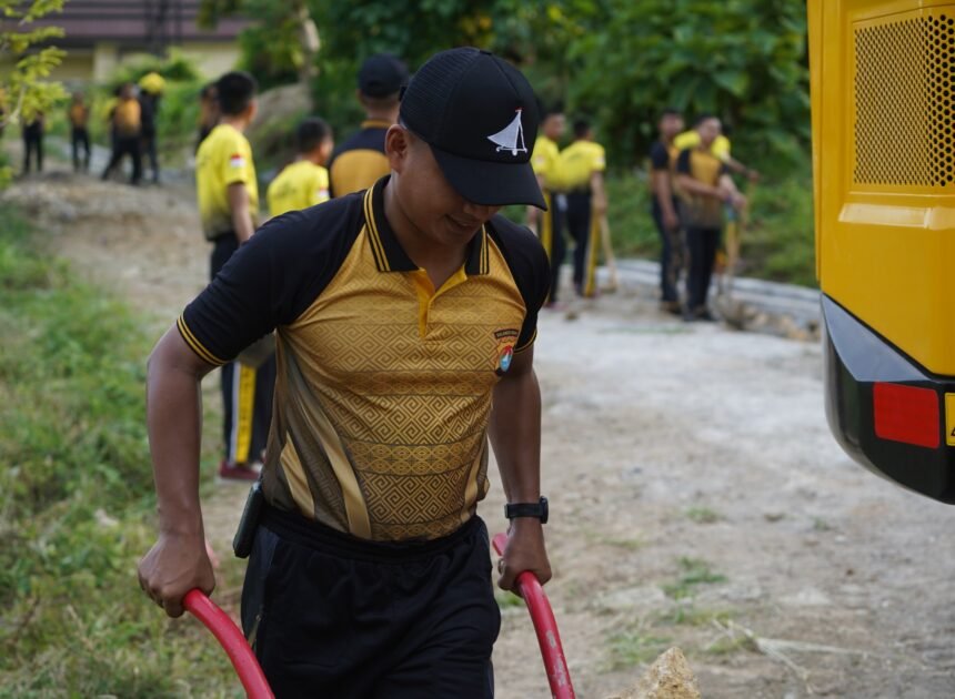 Peduli Lingkungan, Polda Sulbar Gelar Kerja Bakti dan Tanam Pohon