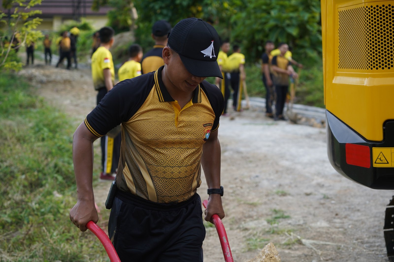 Peduli Lingkungan, Polda Sulbar Gelar Kerja Bakti dan Tanam Pohon