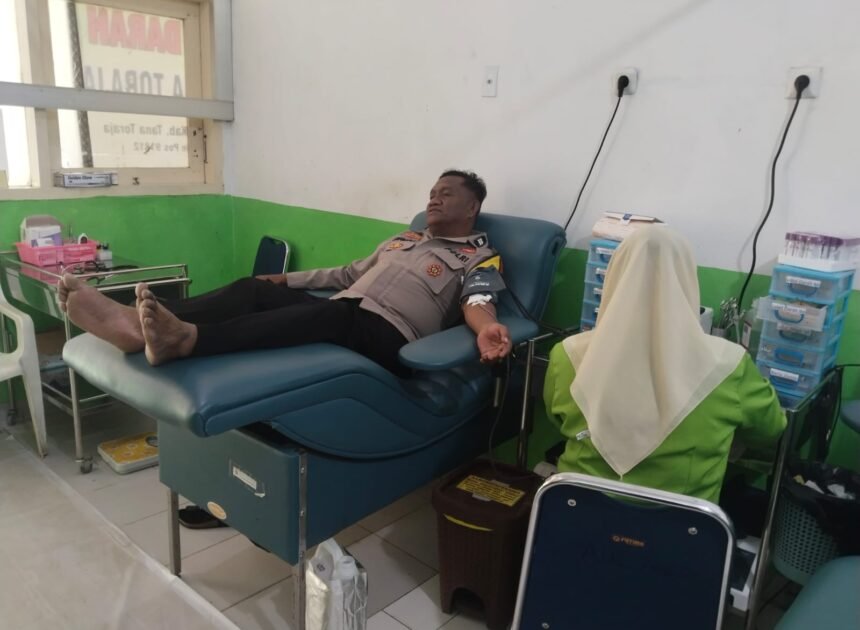 Polri Untuk Masyarakat: Bhabinkamtibmas Polsek Makale Donorkan Darah Bantu Pasien