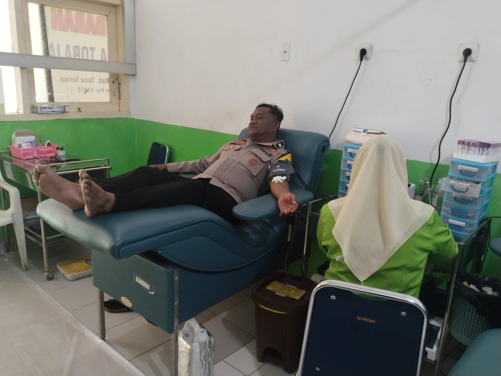Polri Untuk Masyarakat: Bhabinkamtibmas Polsek Makale Donorkan Darah Bantu Pasien