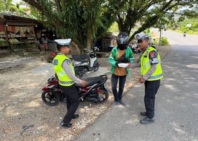 Jumat Berkah, Ditlantas Polda Sulbar Bagikan Makanan Gratis Sasar Ojol, Tukang Becak, dan Tukang Parkir