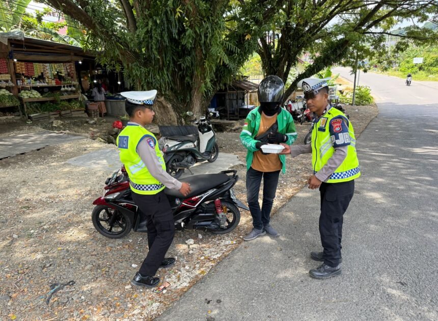 Jumat Berkah, Ditlantas Polda Sulbar Bagikan Makanan Gratis Sasar Ojol, Tukang Becak, dan Tukang Parkir