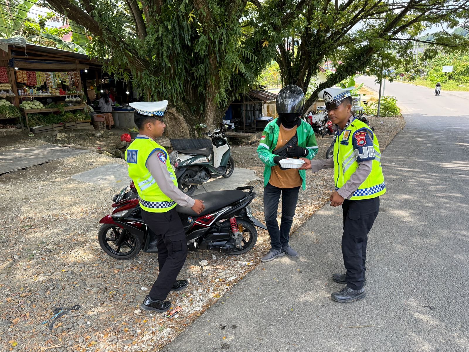 Jumat Berkah, Ditlantas Polda Sulbar Bagikan Makanan Gratis Sasar Ojol, Tukang Becak, dan Tukang Parkir