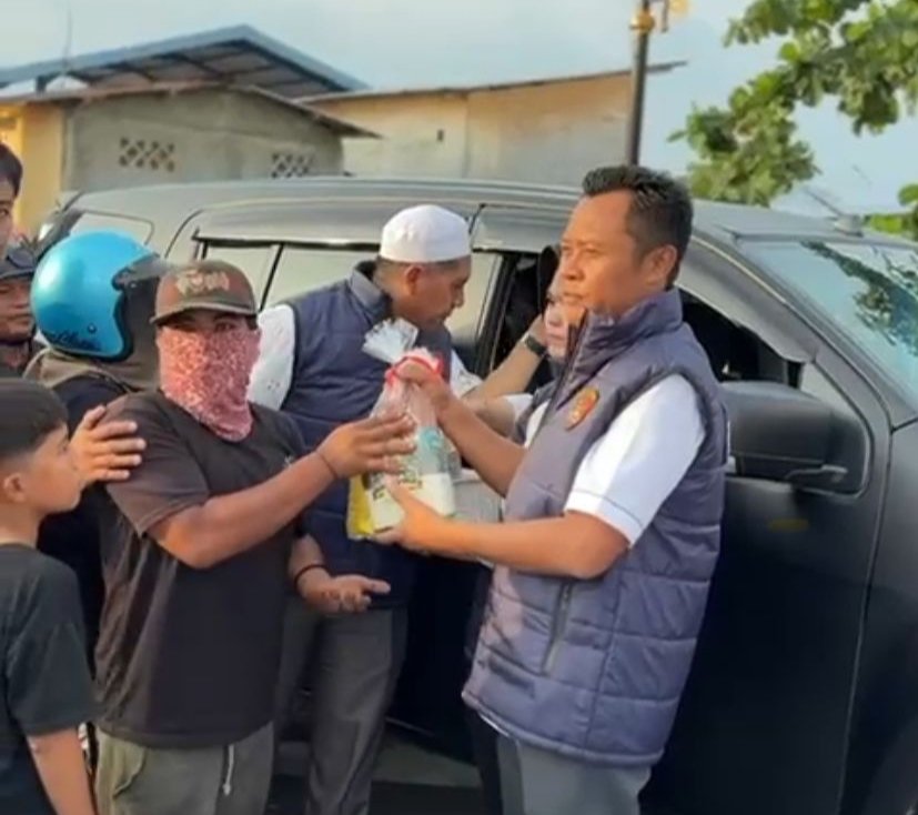 Tebar Kebaikan Berkah Ramadan, Ditkrimsus Polda Sulawesi Barat Bagikan Takjil dan Parcel Sembako