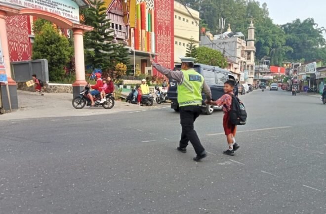Polantas Presisi Hadir untuk Masyarakat, Sat Lantas Polres Tana Toraja Laksanakan Pam Tur Lalin Pagi