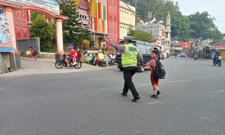 Polantas Presisi Hadir untuk Masyarakat, Sat Lantas Polres Tana Toraja Laksanakan Pam Tur Lalin Pagi