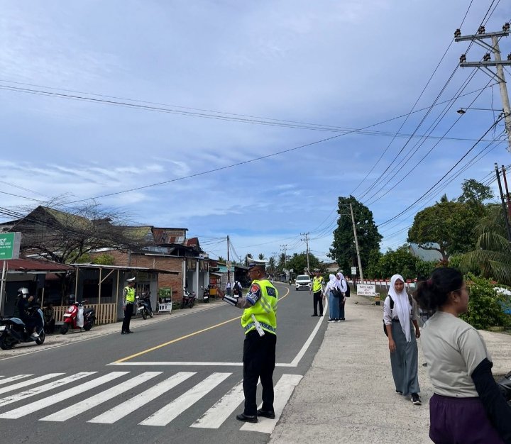 Jam Pulang Sekolah Jadi Prioritas Ditlantas Polda Sulbar, Berikan Rasa Aman dan Edukasi Keselamatan Berkendara