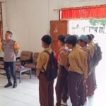 Cegah Kenakalan Remaja, Bhabinkamtibmas Polsek Mengkendek Berikan Pembinaan kepada Pelajar SMK Negeri 2 Tana Toraja