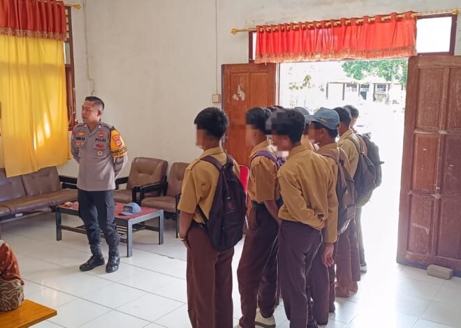 Cegah Kenakalan Remaja, Bhabinkamtibmas Polsek Mengkendek Berikan Pembinaan kepada Pelajar SMK Negeri 2 Tana Toraja