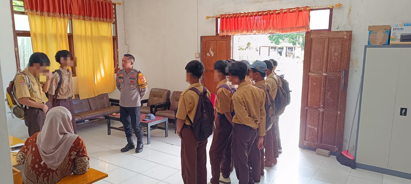 Cegah Kenakalan Remaja, Bhabinkamtibmas Polsek Mengkendek Berikan Pembinaan kepada Pelajar SMK Negeri 2 Tana Toraja