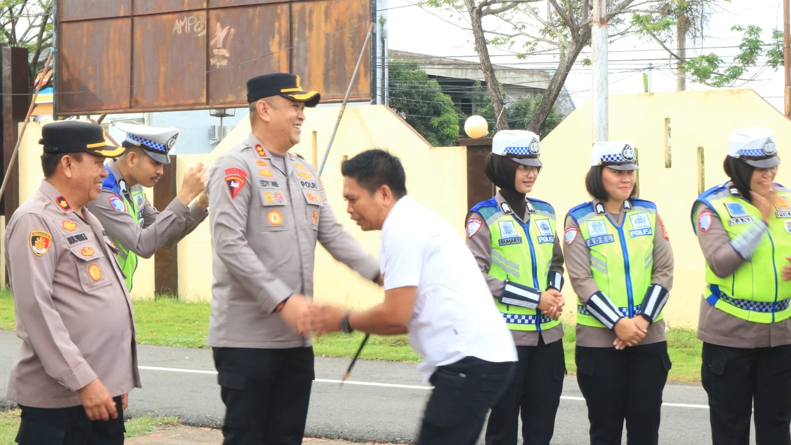 Kapolres Pinrang Pimpin Apel Jam Pimpinan Dirangkaikan Halal Bihalal, Perkuat Soliditas Personel