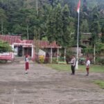 Bertindak Sebagai Inspektur Upacara, Personil Polsek Sangalla Tanamkan Semangat Belajar dan Disiplin kepada Pelajar
