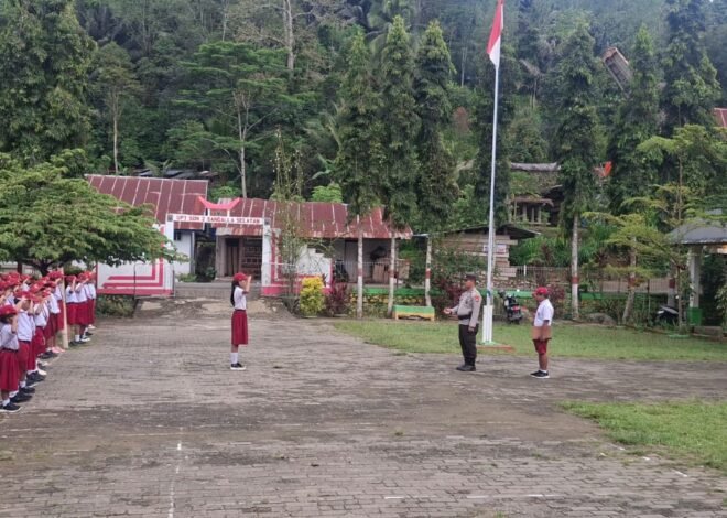 Bertindak Sebagai Inspektur Upacara, Personil Polsek Sangalla Tanamkan Semangat Belajar dan Disiplin kepada Pelajar