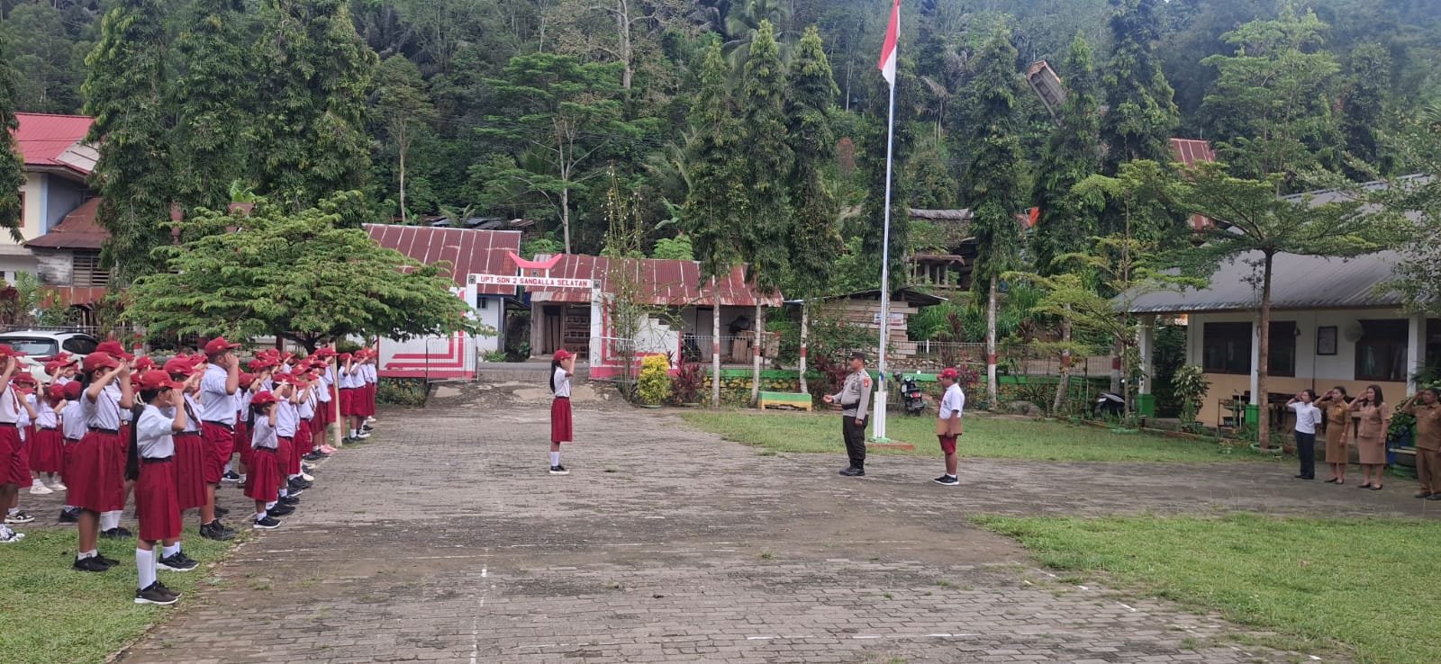 Bertindak Sebagai Inspektur Upacara, Personil Polsek Sangalla Tanamkan Semangat Belajar dan Disiplin kepada Pelajar