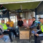 Sosialisasi Masif Keselamatan, Ditlantas Polda Sulbar Bagikan Leaflet dan Edukasi Pengguna Jalan