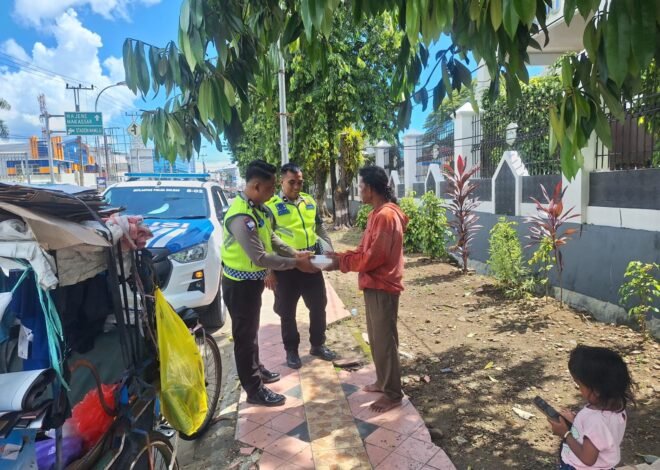 Jumat Penuh Berkah, Ditlantas Polda Sulbar Bagikan Makanan Gratis untuk Ojol dan Tukang Becak
