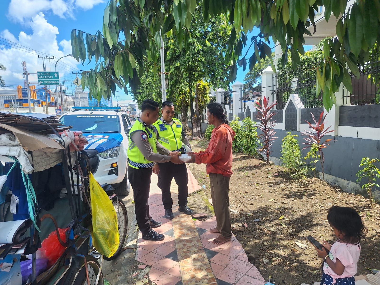 Jumat Penuh Berkah, Ditlantas Polda Sulbar Bagikan Makanan Gratis untuk Ojol dan Tukang Becak
