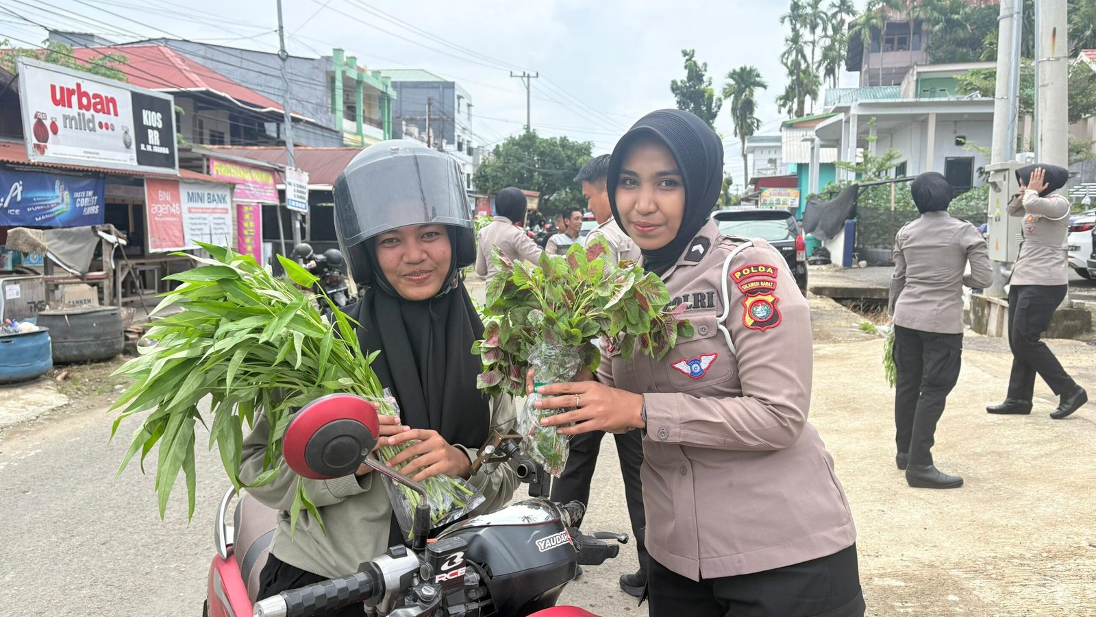 Panen Raya di Pekarangan Pangan Lestari Ditlantas, Hasilnya Dibagikan ke Pengendara Tertib Secara Gratis
