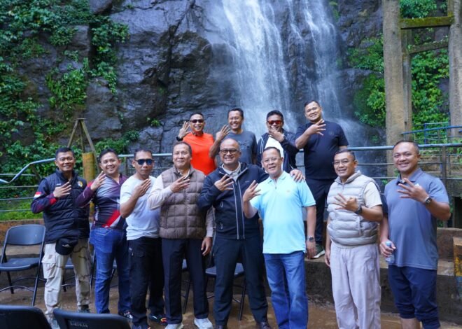 Promosikan Potensi Alam, Kapolda Sulbar Bareng PJU Jelajahi Keindahan Air Terjun Tamasapi