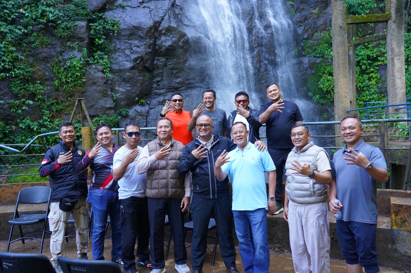 Promosikan Potensi Alam, Kapolda Sulbar Bareng PJU Jelajahi Keindahan Air Terjun Tamasapi