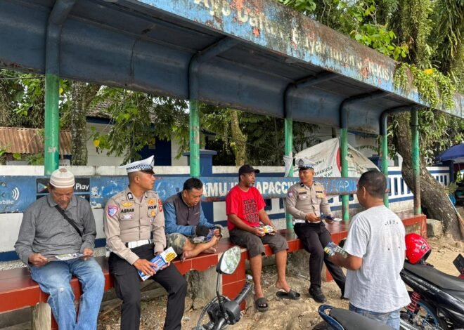 Ditlantas Polda Sulbar Perkuat Pemahaman Tertib Berlalu Lintas Lewat Pembagian Leaflet, Wujudkan Bulan Tertib Berkeselamatan