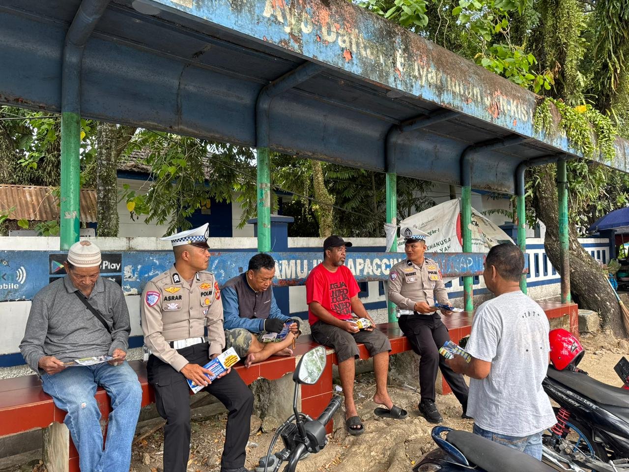 Ditlantas Polda Sulbar Perkuat Pemahaman Tertib Berlalu Lintas Lewat Pembagian Leaflet, Wujudkan Bulan Tertib Berkeselamatan