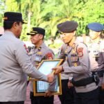 Wujud Apresiasi Kinerja, Kapolda Sulsel Berikan Penghargaan kepada Personel Berprestasi
