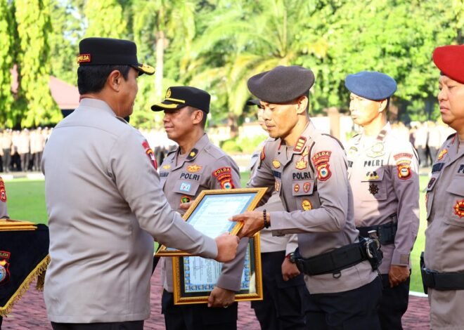 Wujud Apresiasi Kinerja, Kapolda Sulsel Berikan Penghargaan kepada Personel Berprestasi