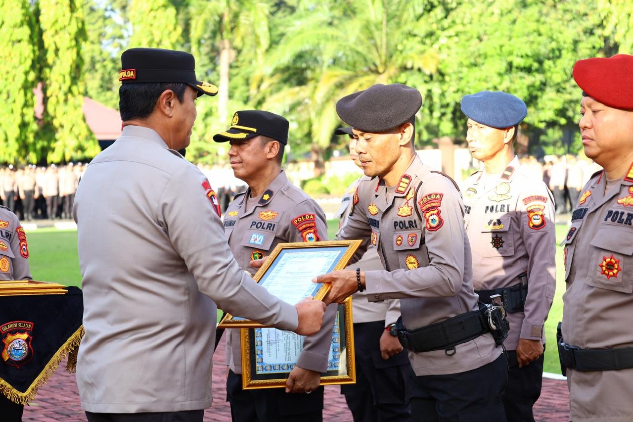 Wujud Apresiasi Kinerja, Kapolda Sulsel Berikan Penghargaan kepada Personel Berprestasi