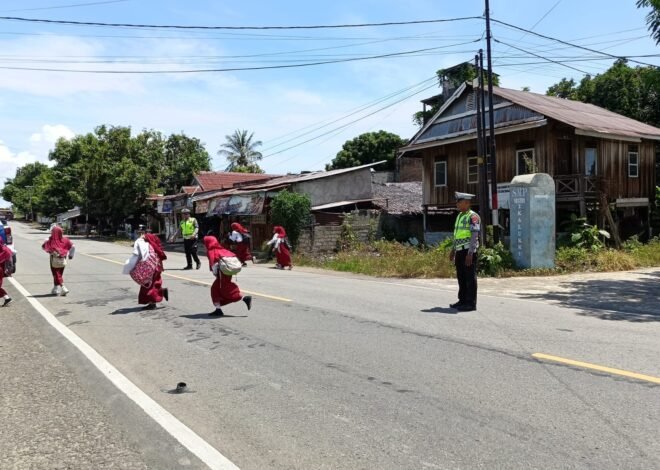 Jaga Keamanan dan Ketertiban, Polantas Polda Sulbar Lakukan Pengaturan dan Edukasi Lalu Lintas Menyeluruh di SD Inpres Auni Kalukku