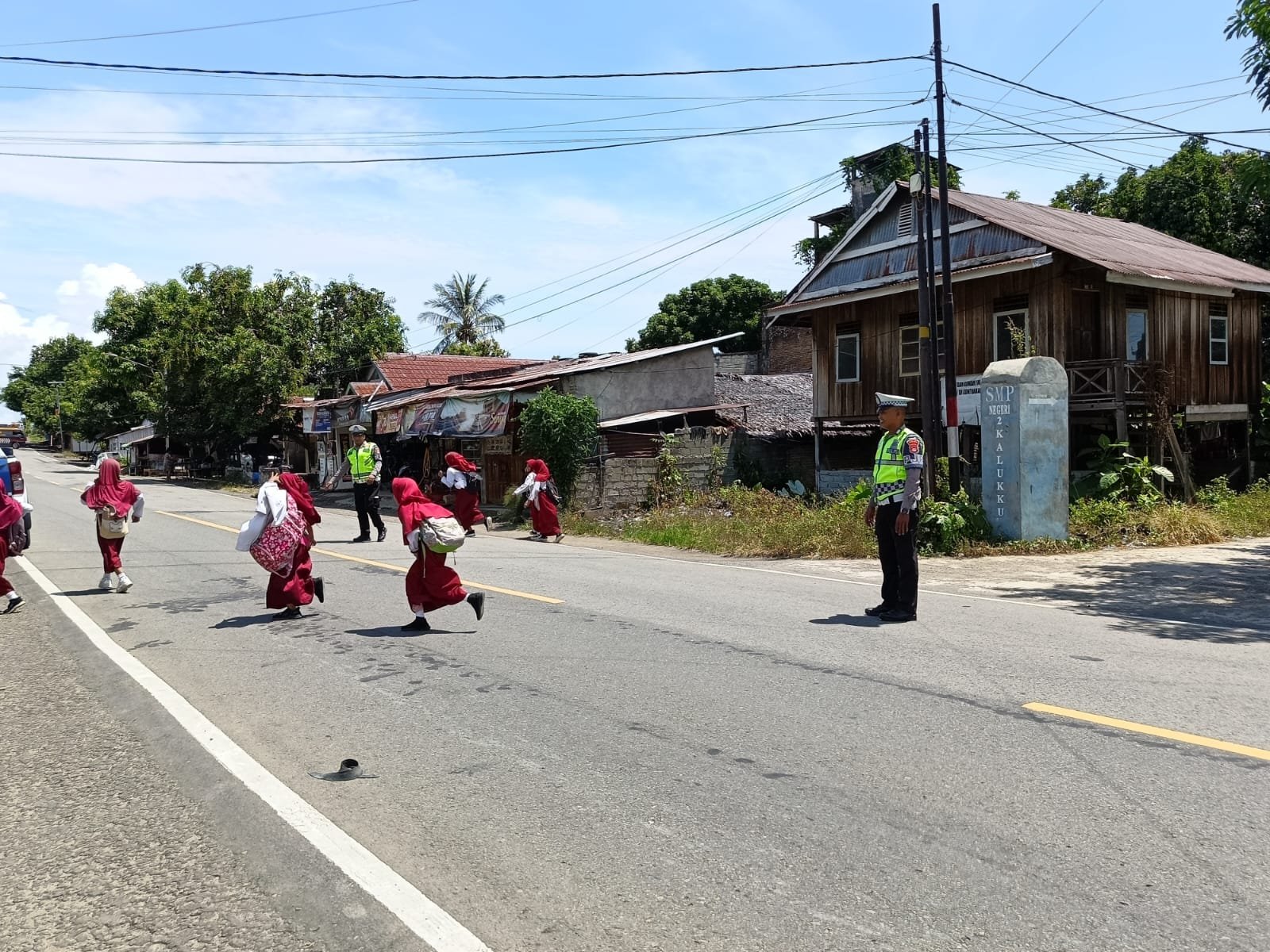 Jaga Keamanan dan Ketertiban, Polantas Polda Sulbar Lakukan Pengaturan dan Edukasi Lalu Lintas Menyeluruh di SD Inpres Auni Kalukku