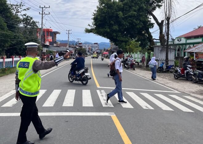 Jaga Keamanan di Jam Sibuk, Ditlantas Polda Sulbar Aktif Berikan Pelayanan dan Edukasi Lalu Lintas di SMA Negeri 1 Kalukku