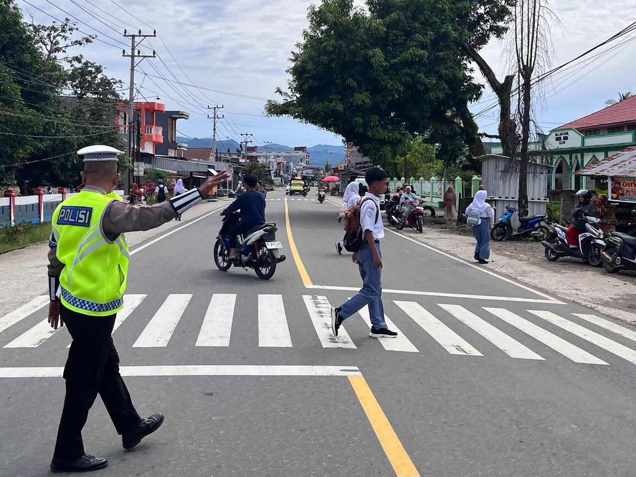 Jaga Keamanan di Jam Sibuk, Ditlantas Polda Sulbar Aktif Berikan Pelayanan dan Edukasi Lalu Lintas di SMA Negeri 1 Kalukku