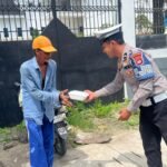 Jumat Berkah, Ditlantas Polda Sulbar Kembali Hadir di Tengah Masyarakat Berbagi Makanan Gratis