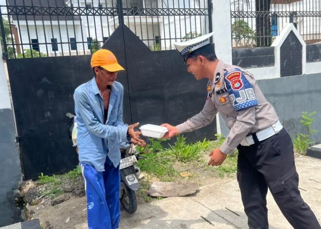 Jumat Berkah, Ditlantas Polda Sulbar Kembali Hadir di Tengah Masyarakat Berbagi Makanan Gratis