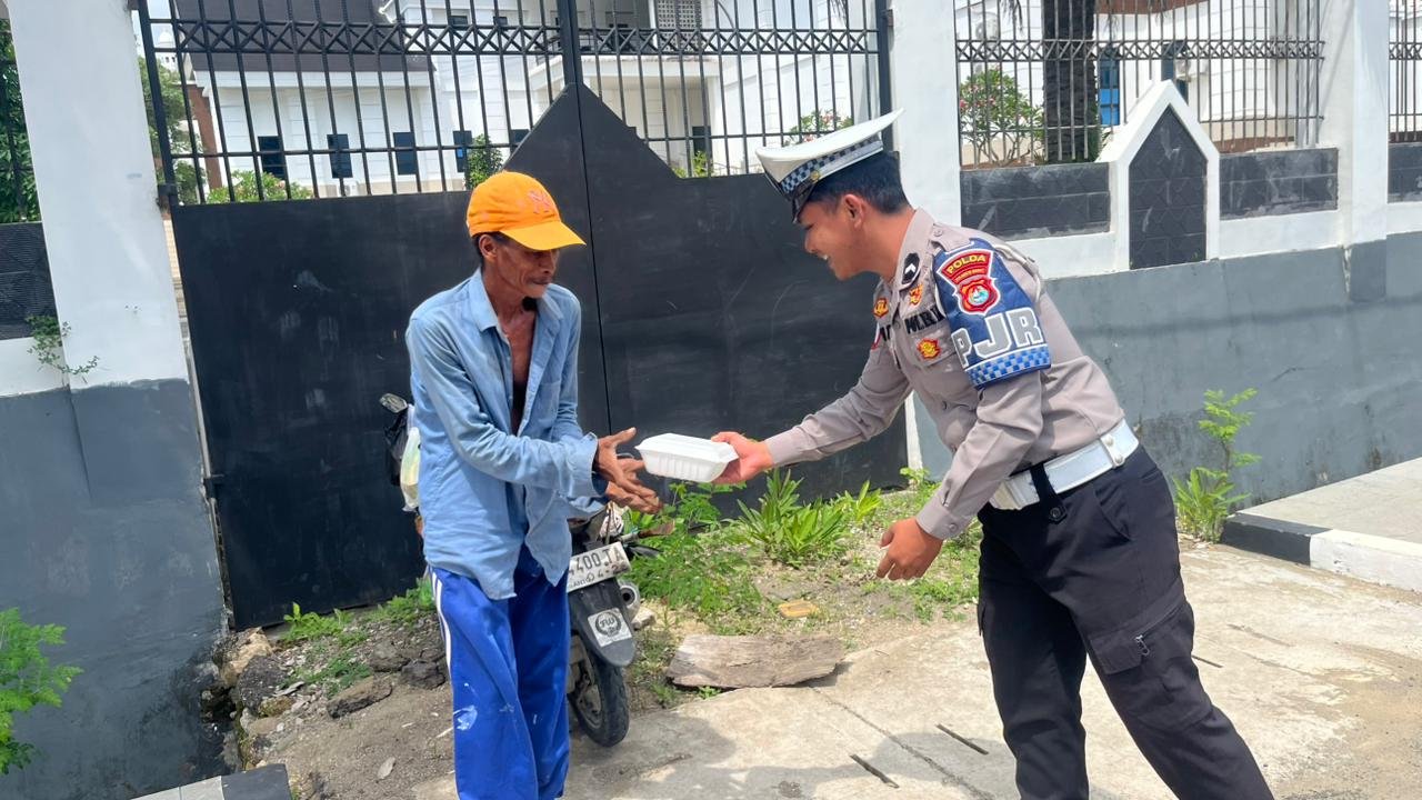 Jumat Berkah, Ditlantas Polda Sulbar Kembali Hadir di Tengah Masyarakat Berbagi Makanan Gratis