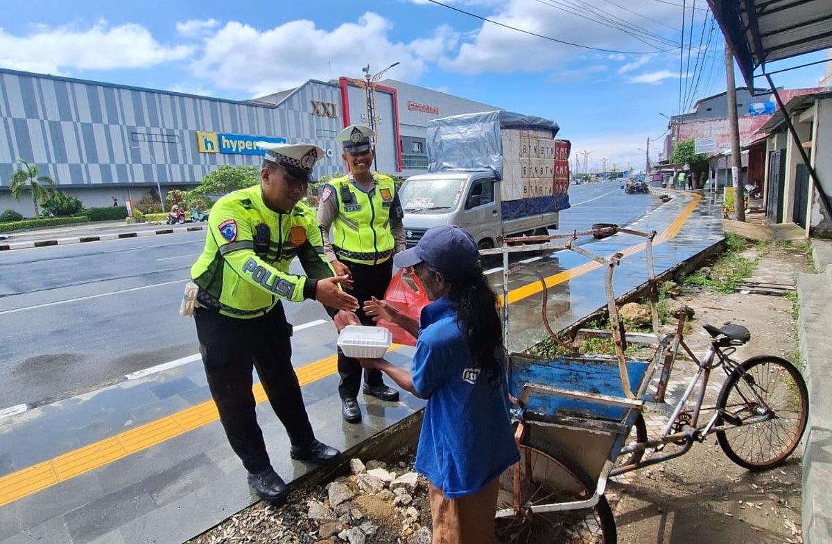 Jumat Berkah: Ditlantas Polda Sulbar Tebar Kebaikan, Berbagi Rezeki dengan Ojol, Tukang Becak dan Juru Parkir