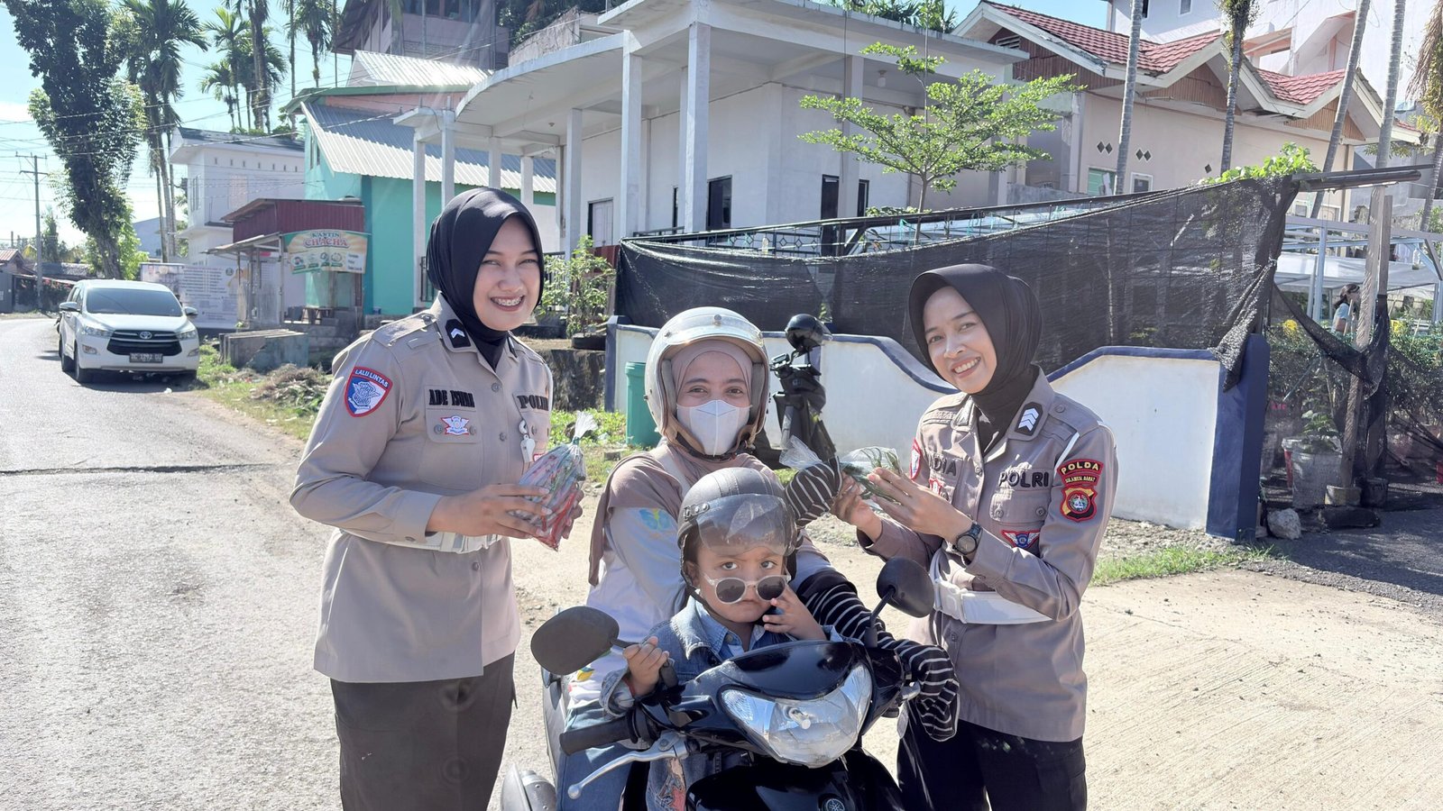 Polantas Menyapa: Pengendara Tertib di Mamuju Dapat Hadiah Sayuran Segar Hasil Kebun Ditlantas Polda Sulbar
