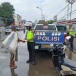 Jumat Berkah, Ditlantas Polda Sulbar Berbagi Makanan Gratis, Wujud Kepedulian Untuk Masyarakat