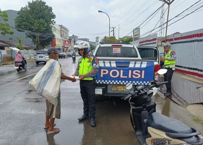 Jumat Berkah, Ditlantas Polda Sulbar Berbagi Makanan Gratis, Wujud Kepedulian Untuk Masyarakat