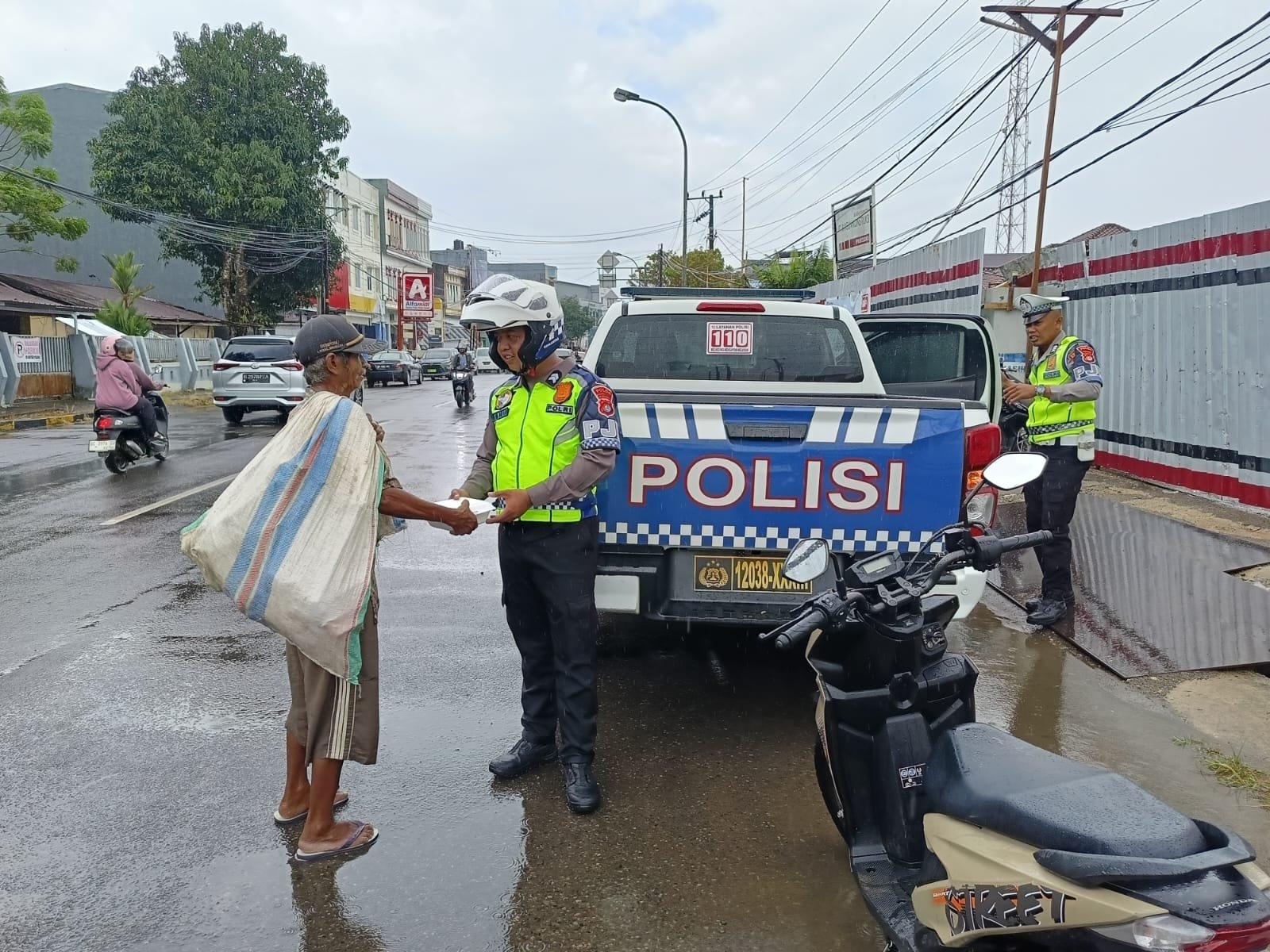 Jumat Berkah, Ditlantas Polda Sulbar Berbagi Makanan Gratis, Wujud Kepedulian Untuk Masyarakat