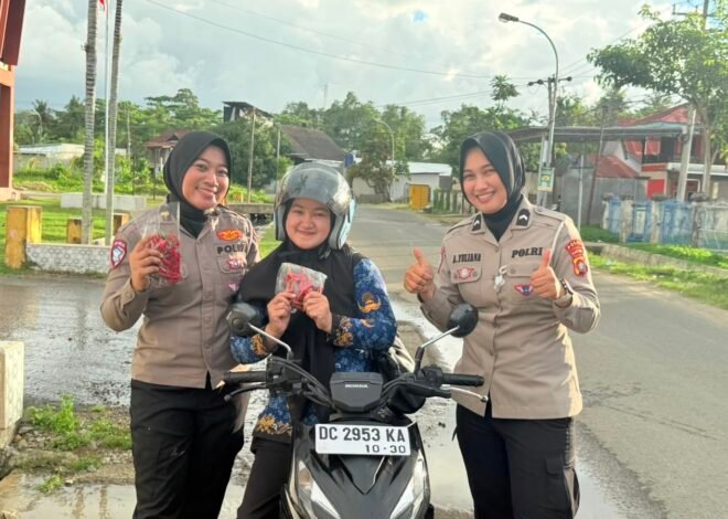 Konsisten Apresiasi Pengguna Jalan, Ditlantas Polda Sulbar Kembali Bagikan Sayur Segar Gratis untuk Pengendara Tertib