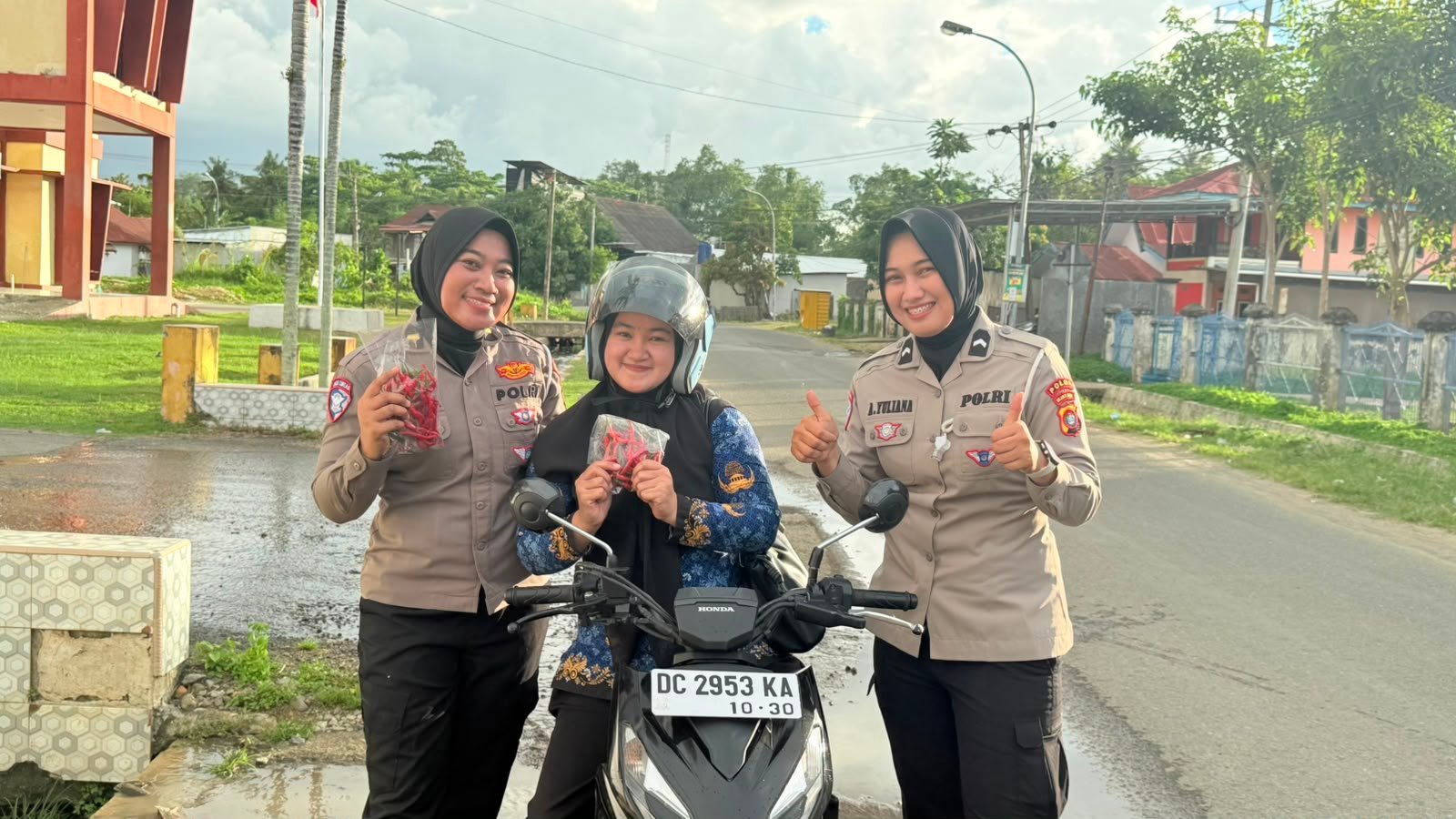 Konsisten Apresiasi Pengguna Jalan, Ditlantas Polda Sulbar Kembali Bagikan Sayur Segar Gratis untuk Pengendara Tertib