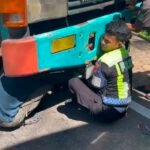 Aksi Sigap PJR Polda Sulbar: Amankan Mobil Mogok di Tanjakan Ampallas dan Seberangkan Anak Sekolah