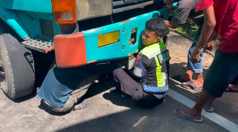 Aksi Sigap PJR Polda Sulbar: Amankan Mobil Mogok di Tanjakan Ampallas dan Seberangkan Anak Sekolah