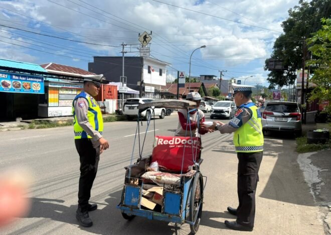 Tebar Kebahagiaan di Hari Jumat, Ditlantas Polda Sulbar Bagikan Makanan Gratis untuk Pejuang Jalanan