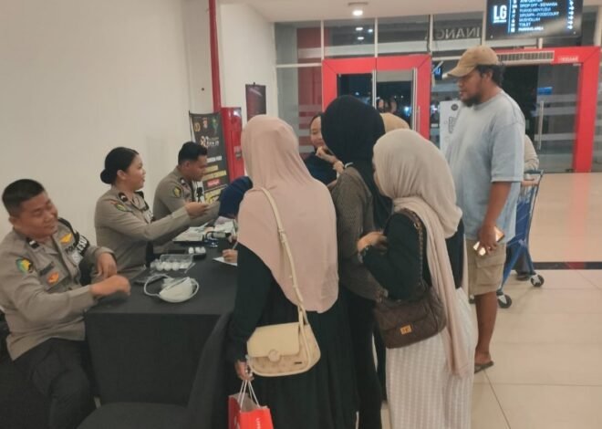 Sasar Pengunjung Mall Matos Mamuju, Biddokkes Polda Sulbar Gelar Bakti Kesehatan Gratis Sambut HUT Bhayangkara Ke 80