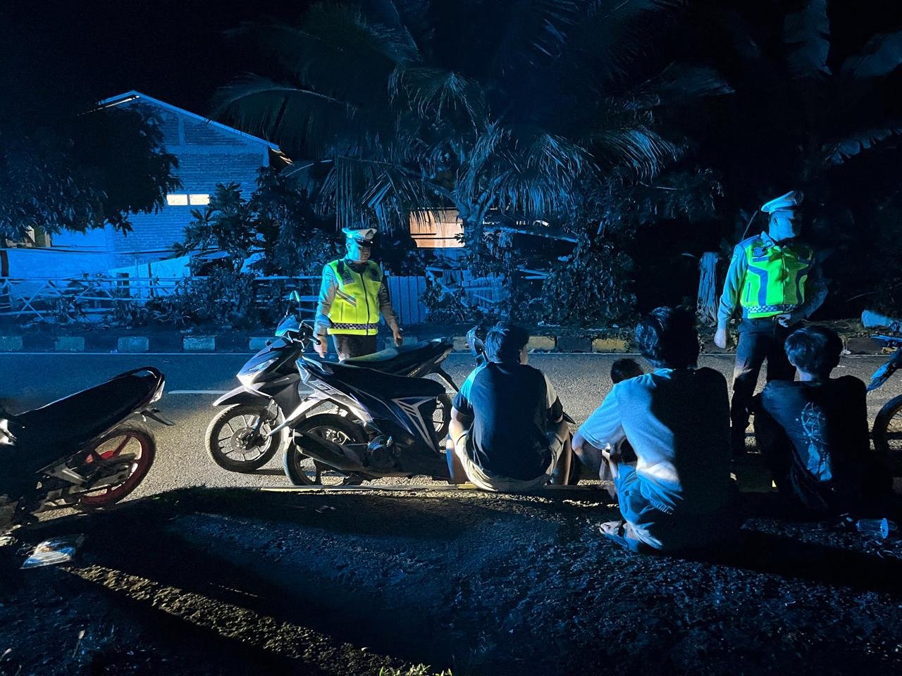 Patroli Blue Light, Ditlantas Polda Sulbar Terus Menyapa dan Berikan Rasa Aman Saat Malam Hari
